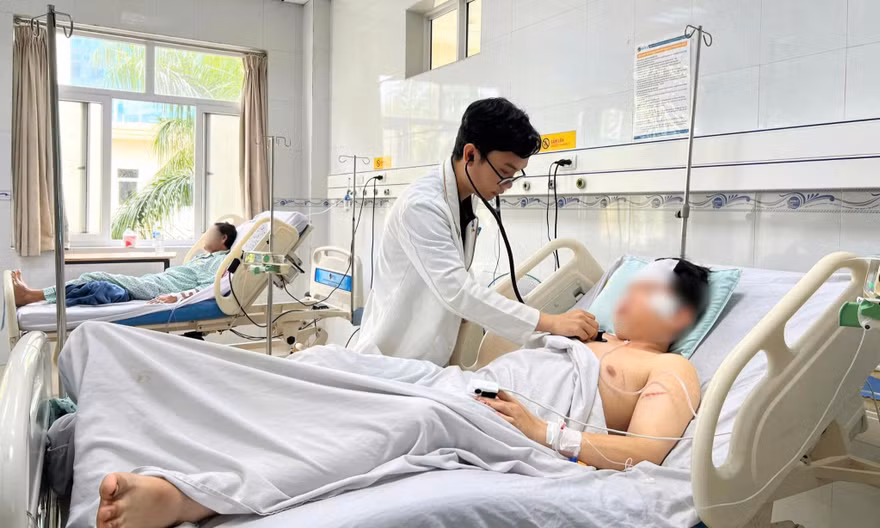 Sau nhiều giờ phẫu thuật, ông Năm được các bác sĩ tiếp tục theo dõi tại phòng chăm sóc tích cực.