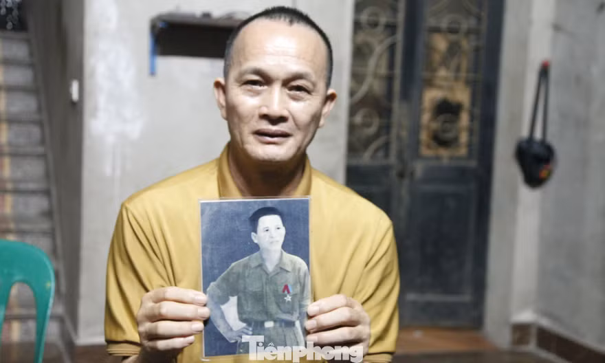Cụ bà 72 tuổi nhận ra bức ảnh chôn cùng liệt sĩ: Con trai liệt sĩ nghẹn ngào mong tìm được cha