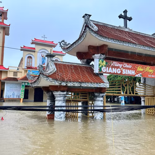 Nước lũ dâng, nhiều khu vực tại giáo xứ Mỹ Thủy ở Ninh Bình ngập sâu