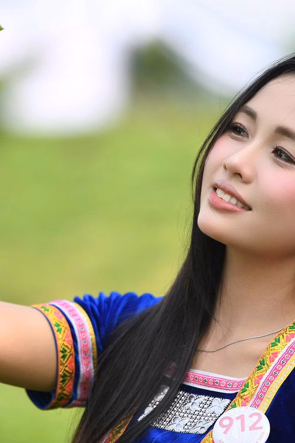 53 thí sinh Hoa hậu Việt Nam đeo gùi hái chè