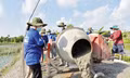 Thạc sĩ Phan Thị Thanh Hương, giảng viên khoa Khoa học Ứng dụng - Trường Đại học Bách khoa (ĐHQG TPHCM) đứng cối trộn hồ tại xã Tân Dương, tỉnh Đồng Tháp Ảnh: Hòa HỘI 