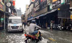Mưa lớn, nhiều tuyến đường trung tâm TPHCM ngập sâu