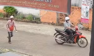 Bị giật 40 tờ vé số, người đàn ông hoảng hốt chạy bộ đuổi theo xe kẻ cướp