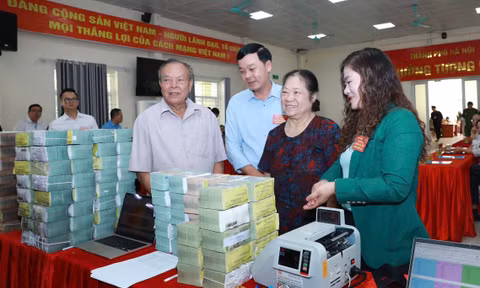 GPMB Quốc lộ 1A: Máy đếm tiền chạy hết công suất, người dân mang bao tải tiền về