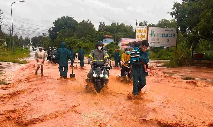Mưa kỷ lục 64 năm tại nơi khô hạn nhất cả nước