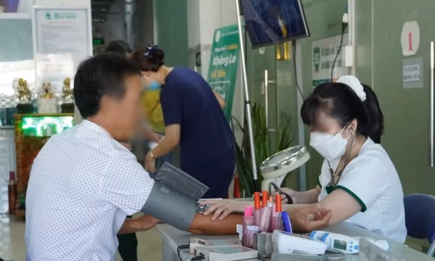Bộ Y tế vào cuộc vụ khám sức khỏe xin việc trong 20 phút, giấy có 9 chữ ký