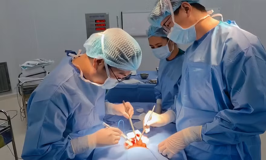 Báo động đỏ cứu tinh hoàn cho bé trai sau cú va chạm