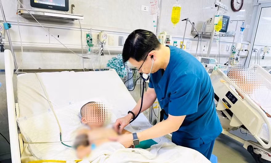 Bác sĩ chạy đua cấp cứu bé trai 6 tuổi ngã từ độ cao 10m bị cọc sắt đâm xuyên người