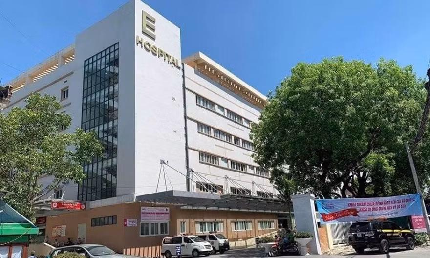 Giám đốc Bệnh viện E nói gì về việc nhân viên nhận tiền của bệnh nhân để được xạ trị sớm?