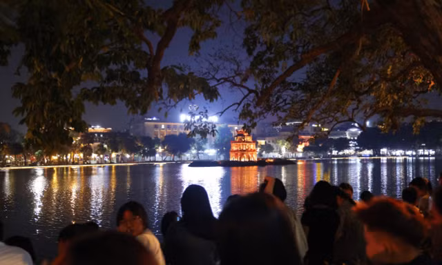 Biển người đổ về các hồ ở Hà Nội chờ xem pháo hoa