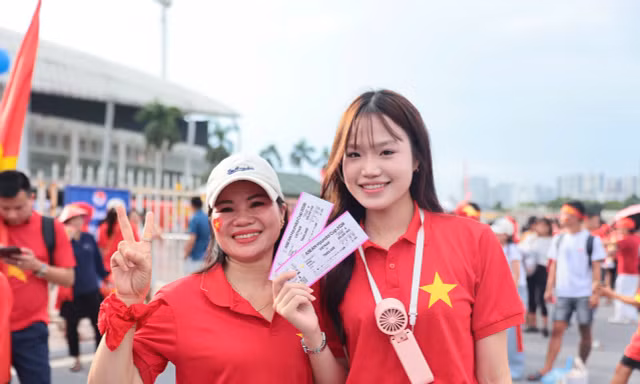 TP NOW: Cổ động viên đến sớm phủ đỏ Mỹ Đình, dự đoán tỷ số trận chung kết