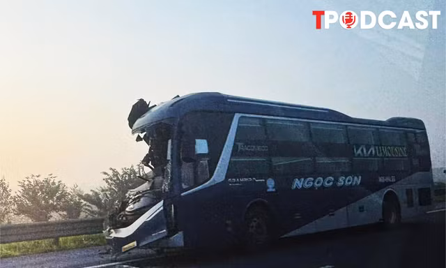 NÓNG 8/9: Ô tô khách không giữ khoảng cách tông vào đuôi xe đầu kéo, phụ xe tử vong