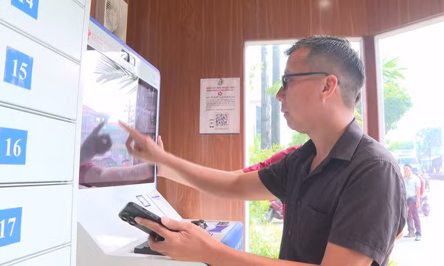 Người dân TPHCM nộp hồ sơ lúc nửa đêm tại ‘trạm không ngủ’