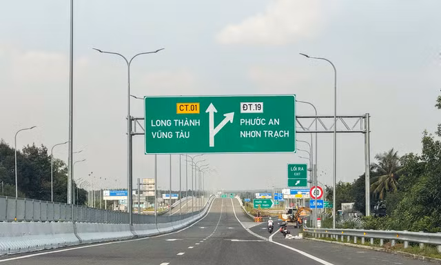 Cao tốc Bến Lức – Long Thành ngày đầu thông xe nhìn từ trên cao
