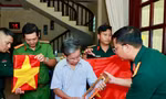 Cụ ông 81 tuổi bật khóc khi đón nhận chân dung phục dựng hai người anh liệt sĩ 
