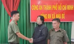 Công an kịp thời cứu người nước ngoài nhảy sông