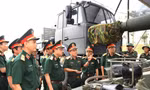 Trung tướng Trần Minh Đức kiểm tra xe pháo diễu binh A80