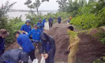 Thanh niên Hải Phòng dầm mưa ứng phó bão số 3