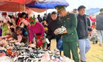Xúc động hình ảnh người lính Biên phòng chăm lo Tết cho các con nuôi và đồng bào nghèo