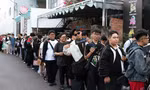 Xếp hàng dài chờ xem Phùng Khánh Linh