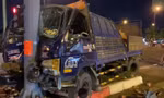 TP.HCM: Xe tải biến dạng sau cú tông trụ đèn giao thông, tài xế thoát chết trong gang tấc