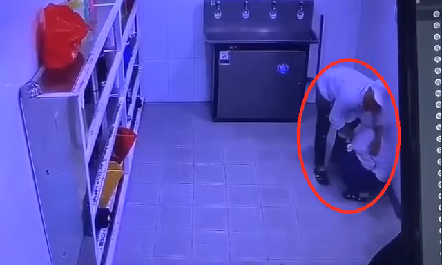 Nữ công nhân bị đồng nghiệp sàm sỡ trong nhà vệ sinh gây xôn xao