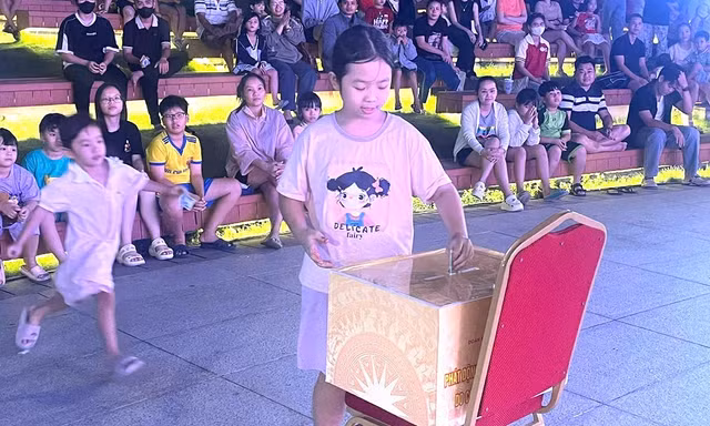 Thiếu nhi TPHCM mang tiền đi ủng hộ, hơn 100 tấn hàng xuất phát về vùng lũ