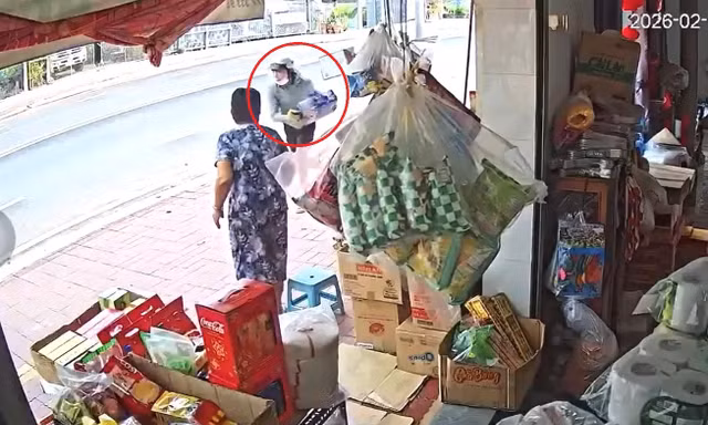 [CLIP] Cụ ông giằng co quyết liệt với kẻ cướp bia tại tiệm tạp hóa ở TPHCM