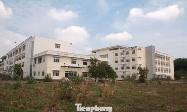 Cận cảnh bệnh viện 250 tỷ đồng tại TPHCM bị bỏ hoang nhiều năm