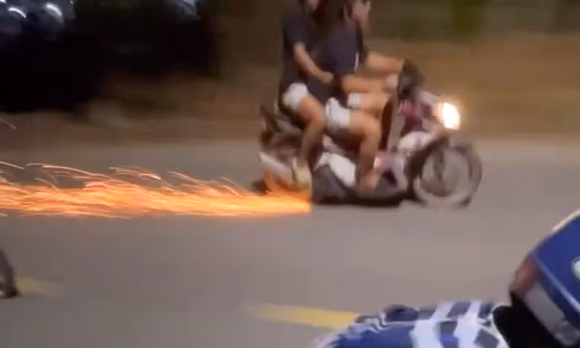 [CLIP] Nhóm 'quái xế' nẹt pô, cà chân chống xuống đường... đăng video lên mạng để giải trí