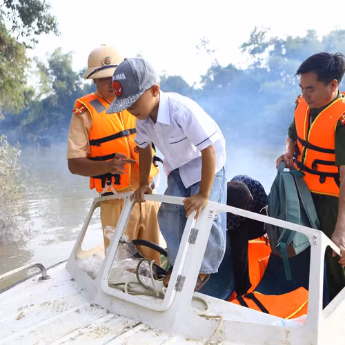 Bến đò đóng cửa, học sinh qua sông bằng cano của công an