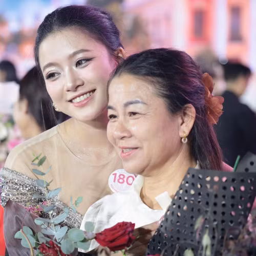 Phụ huynh nói con gái thi Hoa hậu Việt Nam như học 'cao học'