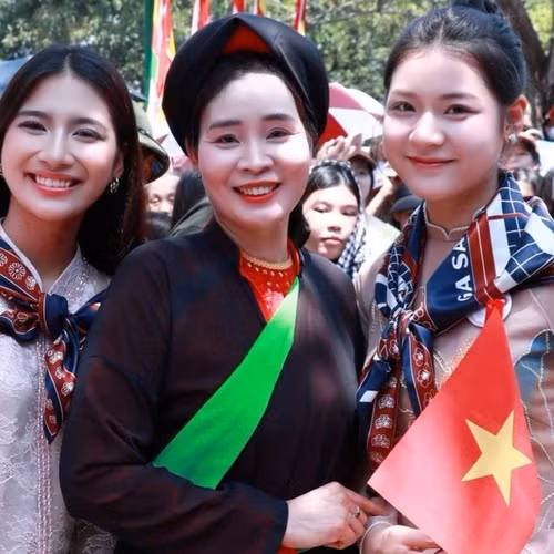 Liền anh, liền chị hòa câu quan họ cùng người đẹp Hoa hậu Việt Nam 