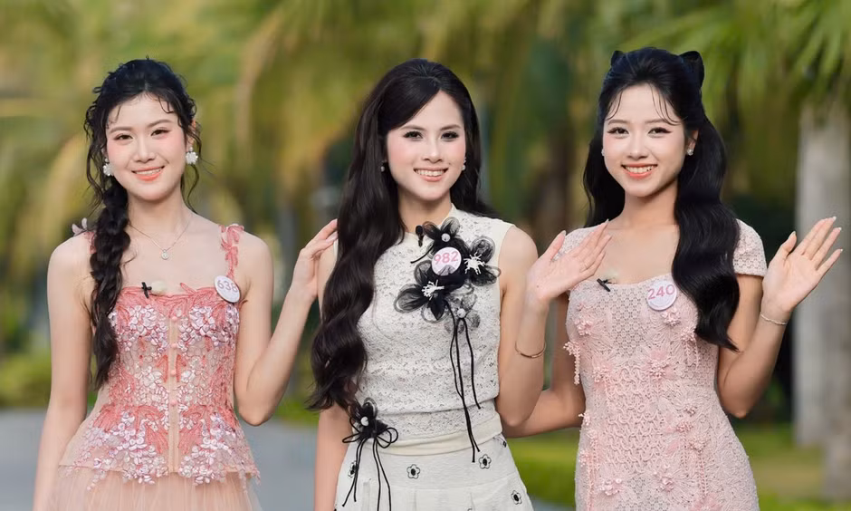 25 cô gái Hoa hậu Việt Nam chờ bước lên sân khấu Fest 'Chạm Việt Nam 2' ở phố đi bộ Trần Nhân Tông