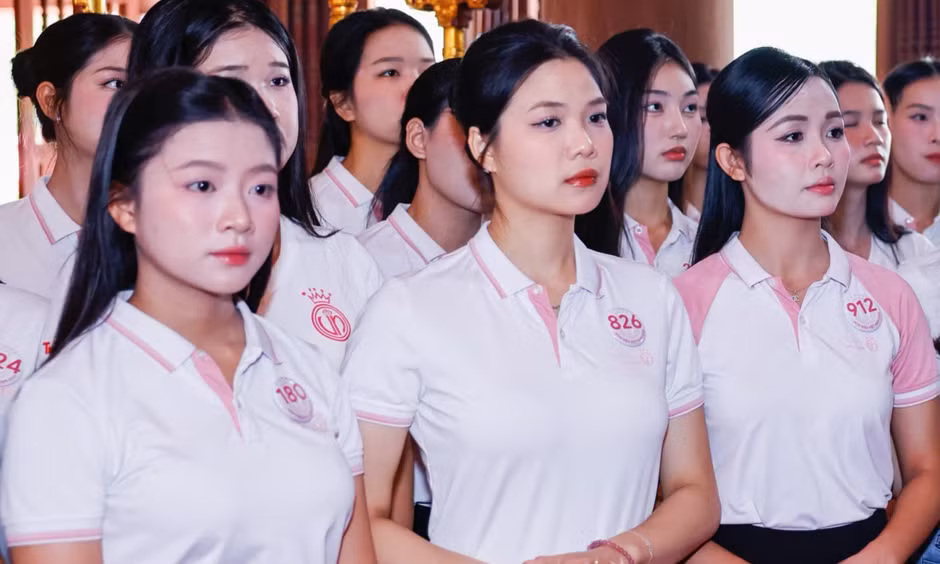 Các cô gái Hoa hậu Việt Nam nghe chuyện xưa dưới bóng đa Tân Trào