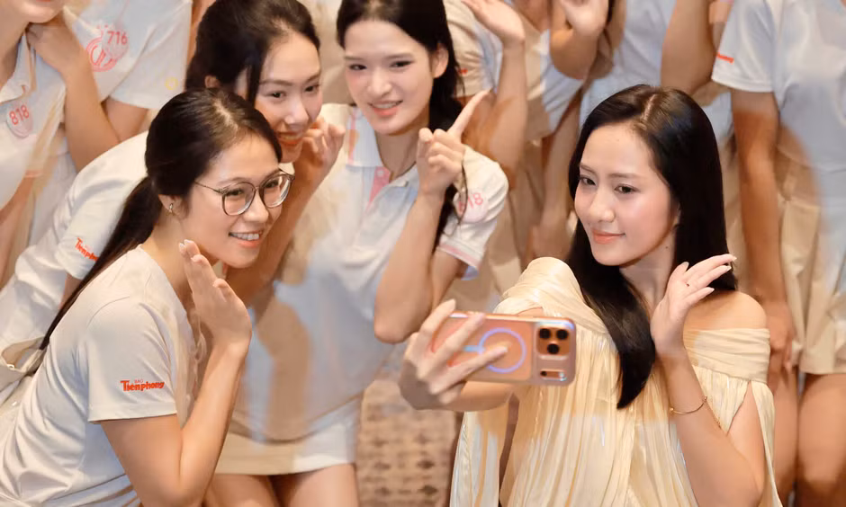 Hà Trúc Linh 'mách nước' thí sinh Hoa hậu Việt Nam