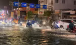 Người dân Đà Nẵng chật vật di chuyển giữa ‘biển nước’ sau mưa lớn