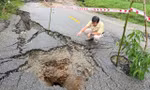 Hố tử thần sâu hơn 1m 'há miệng' giữa quốc lộ ở Quảng Ngãi