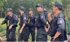 Cảnh sát cơ động chuẩn bị xuất phát lên núi Hòn Dữ.