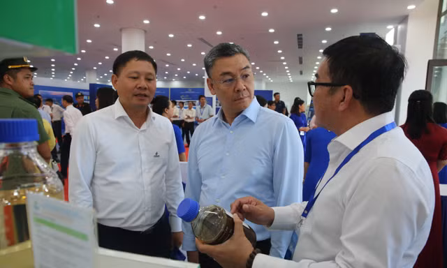 Ban lãnh đạo BSR giới thiệu các sản phẩm mới tới Tổng Giám đốc Petrovietnam Lê Mạnh Cường (giữa) tại gian hàng triển lãm. 