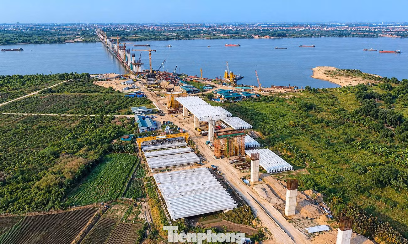 Cầu Hồng Hà lộ hình hài sau một năm thi công