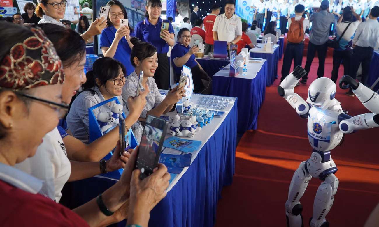 TPHCM ra quân ‘Tuyến đường số’: Đến từng nhà, cài từng app cho người dân