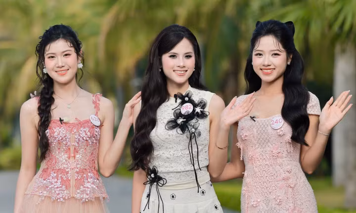 25 cô gái Hoa hậu Việt Nam chờ bước lên sân khấu Fest 'Chạm Việt Nam 2' ở phố đi bộ Trần Nhân Tông