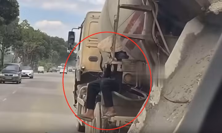 Tài xế bị phạt 28 triệu đồng vì để người đu bám trên xe bồn, biển số bị che lấp