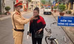 Người phụ nữ đi xe đạp bị cảnh sát giao thông phạt vi phạm nồng độ cồn