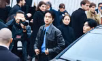 Jin BTS tại Milan Fashion Week: Fan đội mưa chờ đón, Gucci "cháy hàng" tức thì