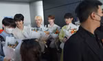 TEMPEST có mặt tại TP.HCM: Fan vây kín chào đón, Hanbin cười tươi hết cỡ