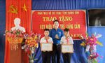 Trao huy hiệu