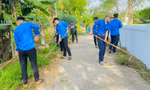 Thanh niên chung tay làm sạch đường làng ngõ xóm, xây dựng đô thị văn minh