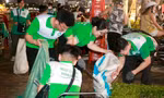 Người trẻ chung tay làm sạch môi trường sau lễ hội pháo hoa